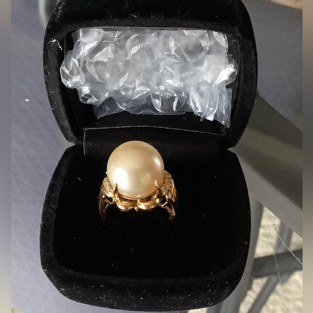 Sold❗️❗️❗️18K Solid Gold Ring with Authentic Pearl with Natural Diamond